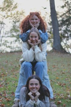 #fall #bestfriends #awkward #poses Friend Photos 3 People, 3 Best Friend Pictures Photo Shoots, Corny Sibling Photoshoot, Awkward Family Poses, 3 Person Poses Funny, Corny Photoshoot, Akward Photoshoot Poses 3 People, Funny Poses To Do With Friends, Awkward Sibling Photoshoot Poses