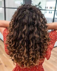 Hair Color Ideas Fun, Short Curly Hair Color Ideas, Short Curly Hair Color, Balayage Dark Brown Hair, Blonde Highlights Curly, Balayage Dark Brown, Red Hair With Blonde, Curly Hair Color Ideas, Balayage Dark