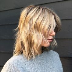 Medium Shaggy Golden Blonde Cut Shag Haircut Highlights, Medium Shag Haircuts Side Part, Short Choppy Blonde Hair, Blonde Choppy Hair, Choppy Hair With Bangs, Long Choppy Bob Hairstyles, Short Choppy Hairstyle Women, Bob Shag Haircut