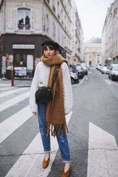 www.alicecatherine.com 2018 01 22 styling-the-oversized-scarf White Chunky Knit Sweater, Black And White Outfit, Brown Scarf, Look Adidas, 사진 촬영 포즈, Scarf Outfit, Vogue Knitting, Fashion Blogger Style, Fall Outfits For Work