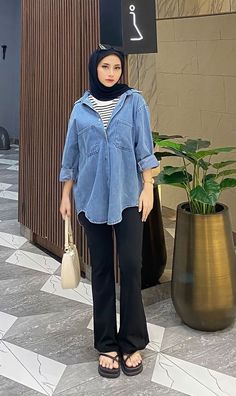 Outfit Utbk, Kemeja Jeans, Business Formal Outfit, Mix And Match Outfits Hijab, Style Hijab Casual, Outfit Ngampus, Outfit Hijab Casual, Stylish Outfits Casual, Fashionable Work Outfit