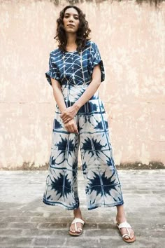 Tie And Dye Patterns, Shibori Dress Indian Tie Dye, Shibori Fashion, Modern Tie Dye, Indigo Fashion, Land House