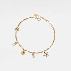 This Seashell Starfish Pearl Bracelet is inspired by the intricate designs found in nature, highlighting the beauty of marine life. The starfish serves as a symbol of hope and a promising future, reminding us of the vibrant world beneath the waves and in the heavens above. Crafted with high-quality materials such as solid 925 sterling silver and shell pearl, its hypoallergenic gold plating and adjustable 16-19 cm chain make it a versatile and coveted accessory. Each piece is custom made with love by hand, ensuring unique and exceptional craftsmanship. Pearl Charm Bracelet, Jewelry Accessories Ideas, Shell Bracelet, Jewelry Lookbook, Pearl Charms, Hair Tips, Jewelry Inspo, Dream Jewelry, Summer Jewelry