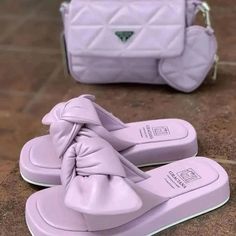 Trendy Slippers, Casual Shoes Women Sneakers, Nike Shoes Women Fashion, Casual Sandals Womens, Preppy Shoes, Pretty Shoes Sneakers, Simple Sandals