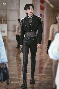 Lu Keran The9, Feminine Men Aesthetic, Genderqueer Fashion, Lu Keran, Rich Outfits, Kpop Fashion Men, Boy Sketch, Ateez Concert