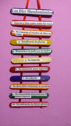 a sign that is hanging on the side of a wall with words written in spanish