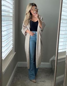 Long Tan Cardigan Outfit Work, Cream Coatigan Outfit, Long Cream Cardigan Outfit Winter, Baby Shower Outfit For Guest Fall Jeans, Long Beige Cardigan Outfit Winter, Long Cardigan Business Casual, Work Hoodie Outfit, Laughlin Outfits, Jeans And Long Cardigan Outfit