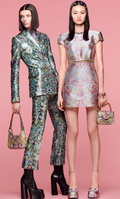 Versace 2022, He Cong, Fashion Show 2022, Versace Resort, London Fashion Weeks, Versace Fashion, Fashion Forecasting, Donatella Versace, Famous Fashion