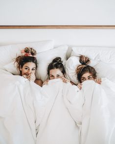 Best Friend Fotos, Foto Best Friend, Bff Pics, Photos Bff, Laying In Bed, Best Friend Photography, Shotting Photo, Best Friend Photoshoot, White Sheets