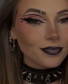 Rock Look, Festival Inspo, Amazing Halloween Makeup, Winged Eyeliner, Makeup Eyeliner, Eyeshadow Makeup, Dark Aesthetic, Maquillaje De Ojos