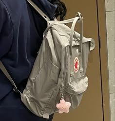 Grey Kanken Aesthetic, Grey Kanken, Laptop Bag Aesthetic, Kanken Backpack Aesthetic, Kanken Laptop 15, Fjallraven Kanken Laptop, Mochila Fjallraven Kanken, Everyday Bag Essentials, Fjällräven Kånken