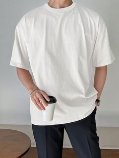 Blanco Casual Collar manga corta Tela Liso  Embellished Elástico Ligero White T Shirt Men Outfits, Plain White Tee Outfit Men, Plain White Shirt Outfit Men, Plain White T Shirt Outfit Men, Plain Tshirt Outfit Men, White Tshirt Outfit For Men, Plain Tshirt Outfit, Oversized Tshirt Outfit Men