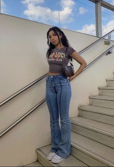 Black Bell Bottoms Outfit Dressy, Classy Pictures Instagram, Arcade Bar Outfit, Outfits That Make You Look Taller, High Wasted Jean Outfits, Mid Size Body Type, Cute Simple Outfits With Jeans, Hourglass Figure Outfits Summer, Jeans And Cute Top Outfit