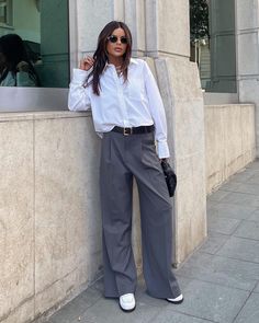 Old Money Elegant Outfit, Grey Trousers Outfit Women, Trending Spring Outfits, Grey Trousers Outfit, Old Money Elegant, Outfit Minimalista, Madrid Outfits, Grey Pants Outfit