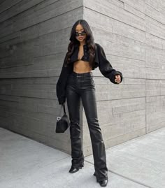 Leather All Black Outfit, All Black Outfit Summer Night, Patterned Trousers Outfit, Rooftop Outfit Night, Rock Concert Outfit Ideas, Concert Outfits Winter, Mode Dope, Black Leather Outfit, Fest Outfits