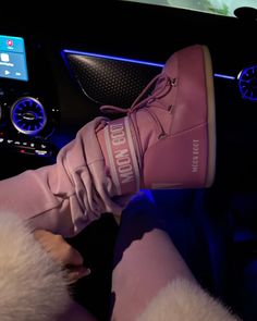 moon boots, moon boots season, winter, outfit, outfit inspo, pink moon boots, pink Moon Boots Pink Outfit, Hello Kitty Moon Boots, Pink Moon Boots Outfit, Pink Moon Boots, Outfit Inspo Pink, Boots Moon, Casual Shoes Women Sneakers