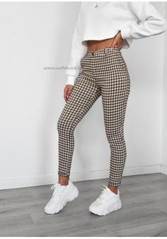 Checked Trousers Outfit, Check Outfit, Checkered Trousers, Best Casual Outfits, Checkered Pants, Simple Fall Outfits, Thrifted Outfits, Checked Trousers, Womens Casual Outfits