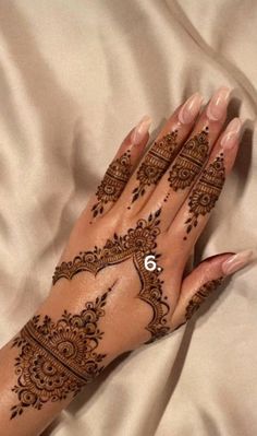 simple mehndi designs Wedding Henna Designs, Henne Tattoo, Henna Flower Designs, Cute Henna Designs, Henna Style Tattoos, Cute Henna, Tato Henna, Finger Henna Designs, Eid Mehndi Designs