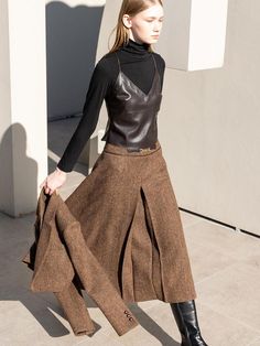 Composition : WOOL100%Country of Origin : KOREA Wool Midi Skirt For Workwear, Wool Lined Skirt For Workwear, Elegant Wool Bottoms For Winter, Chic Wool Midi Skirt, Chic Long Wool Skirt, Tailored Chic Wool Skirt, Chic Wool Pleated Skirt, Chic Tailored Wool Skirt, Tailored Wool Skirt Chic Style