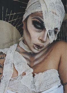 Mummy Makeup Women, Mummy Make Up, Scary Ghost Makeup, Mummy Hairstyles, Mummy Makeup Halloween, Egyptian Mummy Costume, Mummy Halloween Makeup, Devil Makeup Halloween, Mummy Makeup