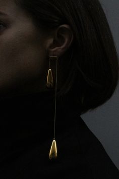 NEW(S) PAIR EARRINGS II Presentation with Morecco at FW 16/17 ModaLisboa. My new project is about pairs of a earrings collection. Symmetric /asymmetry/pull the silver chain with pearls/ silver/ silver with gold bath/ oxidized silver/ yellow, pink or white gold and you have a different perception of the earrings. Inês Nunes, 2016 *made by order. Pictures by Nininha Guimarães dos Santos. Snake Chain Gold, Necklace Snake Chain, Gold Chain Necklaces, Necklace Snake, Gold Snake Chain, Minimal Accessories, Herringbone Chain, Snake Chain Necklace, Unusual Jewelry