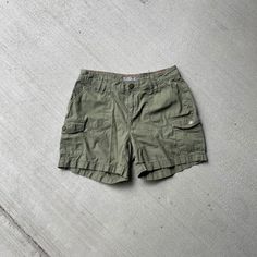 vintage 2000s green cargo utility short Label: Natural Reflections Material: 100% cotton Size: (label size 2) fits like a modern size small / 28 inch waist Refer to measurements for detailed sizing. Excellent Vintage Condition Measurements (laid flat & unstretched) : Waist: 14.5 in (double this) Hip: 18 in (double this) Rise: 8.5 in Inseam: 5 in Each vintage piece has been preloved. Minor fading + wear is expected & often adds to the character. All items are cleaned & from a smoke & pet free building. We hope you appreciate this find as much as we do. FINAL SALE. Please refer to measurements, details, and photos before ordering. Cheap Short Length Cargo Shorts For Outdoor, Casual Green Cotton Cargo Skirt, Green Military Cargo Shorts With Pockets, Green Utility Cargo Skirt With Pockets, Casual Short Cargo Skirt With Pockets, Green Cotton Cargo Skirt With Side Pockets, Utility Cotton Cargo Style Shorts, Cotton Cargo Utility Shorts, Casual Short Cargo Skirt With Multiple Pockets