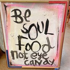 a sign that says be soul food not eye candy on it in black and pink