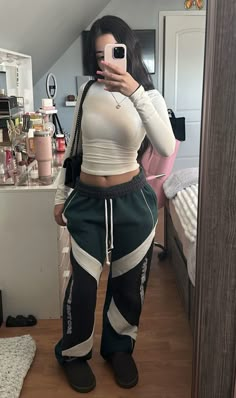 Baddie Winter Fits Casual, Chill Baddie Fits, Cute Chill Outfits Winter, Nike Tech Outfits Women, Fashionova Outfit, Chill School Fits, Jogger Cargo Pants Outfit, Spring Streetwear Outfits, Chill Winter Outfit