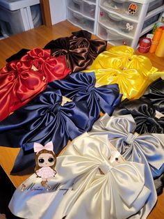 there are many different types of bow ties on the table