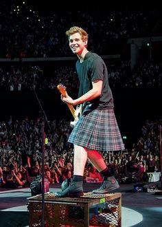 men in skirts Androgynous Fashion, Luke Hemmings, Character Outfits, Kilt, On Stage