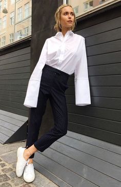 White shirt with oversize cuffs, skinny pinstripe trousers & trainers | Pernille Teisbaek | @styleminimalism Pernille Teisbaek, Casual Chic Outfits, Hey Babe, Exaggerated Sleeves, Pinstripe Pants, Business Outfit, Inspired Fashion