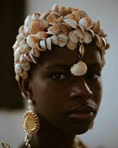 Noir Aesthetic, Styling Jewelry, Black Curly, Ethnic Art, African American Hairstyles, Cowrie Shell, African Culture, Girls Rock