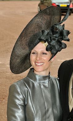 Zara at Prince William's wedding Zara Phillips Wedding, Cream Fascinator, White Hats, Hats And Fascinators, Black And White Hats, Lady Elizabeth, Red Fascinator, Zara Phillips, Veiled Hats