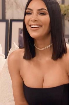 Kardashian Short Hair, Kim Kardashian Short Hair, Brunette Lob, Khloe Kardashian Style, Estilo Kardashian, Kardashian Outfit, Gold Chain Choker, Beauty Goals