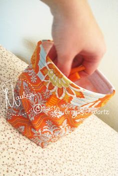 this looks very useful: The Ultimate Re-Usable Snack Bag: Machine Washable and Stands Upright. Tutorial. Sewing Totes, Tips Menjahit, Kitchen Cloth, Reusable Snack Bag, Simple Sewing, Fabric Basket, Workshop Ideas, Fabric Boxes, Craft Sewing