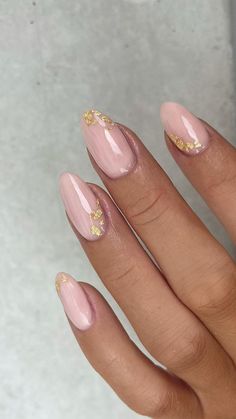 IG: @nailsbycaroline_ Short Classy Nails, Old Money Nails, Sophisticated Nails, Money Nails, Natural Nails Manicure, Popular Nail Colors, Black Nails With Glitter, Minimal Makeup Look, Look Rich