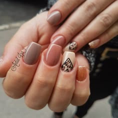 Autumn Cheetah Nails, Black Nails With A Pop Of Color, Autumn Nails Animal Print, Autumn Nails Aesthetic Short, Autumn Animal Print Nails, Leopard Nails Fall, Cute Fall Cheetah Nails, Cheetah Pumpkin Nails, Fall Leopard Nail Designs