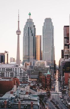 the city skyline is shown with tall buildings