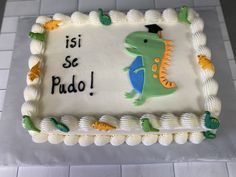 a birthday cake decorated with an image of a dinosaur and the words is se pudo