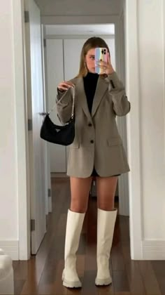 White Boots Outfit, Outfit Botas, Mode Zara, Cold Outfits, Paris Outfits, Blazer Outfits