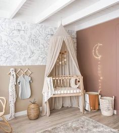 Chambre bébé neutre beige et papier peint noir et blanc Airplane Nursery Decor, Shared Kids Room, Hot Air Balloon Nursery, Modern Crib, Minimalist Nursery, Baby Room Inspiration, Nursery Room Inspiration, Star Nursery, Nursery Baby Room