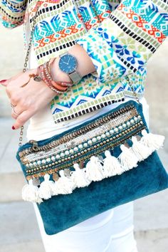 Aujourd'hui je vous présente un look tout en couleur avec ce magnifique blazer multicolore et estival. Big sélection shopping inside! A tout de suite! Diy Clothes Bag, Sac Tote Bag, Boho Clutch, Boho Chic Bags, Sac Diy, Diy Bags Patterns, Embroidery Bags, Chic Bags