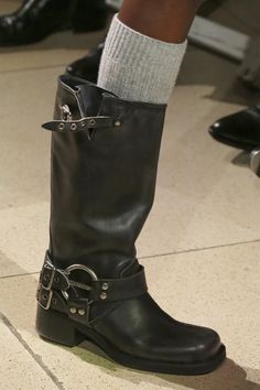 Tall Black Biker Boots, Black Boots Fall 2023, Riding Boots Aesthetic, Biker Boots Aesthetic, Miu Miu Biker Boots, Rider Boots Outfit, Botas Outfit, Biker Boots Outfit, Miu Miu Boots