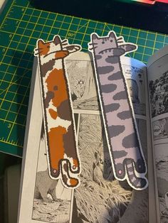 Cool Things To Do With Book Pages, Card That Looks Like A Book, Custom Book Mark Ideas, Paper Made Gifts, Bookmark Cat Design, Cool Bookmarks To Make, Cute Cat Bookmarks Diy, Folk Art Bookmark, Things To Make On A Cricut