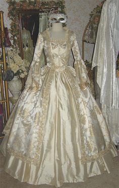 victorian dresses | DevilInspired Gothic Victorian Dresses: December 2012 Gothic Victorian Dresses, Period Dress, Vintage Gowns, Historical Dresses, Gorgeous Gowns