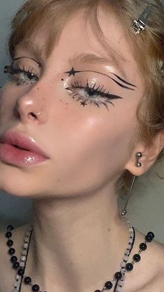 Star Liner, Graphic Eyeliner, Star Makeup, Graphic Liner, Space Girl, Eyeliner Looks, Eyeliner Tutorial, Baddie Makeup