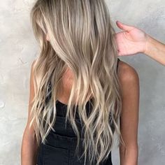 Sandy Summer Blonde 🏝 Root Fade, Brunette Blonde Highlights, Brunette With Blonde Highlights, Blonde Ombre Hair, Sandy Blonde Hair, Frontal Hair, Balayage Blond, Blonde Wigs