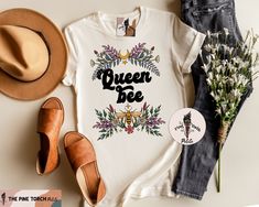 QUEEN BEE (UNISEX TEE) - ▲Designed and handmade in Phoenix.▲ ▲The "PETITE" kids/baby sister shop of THE PINE TORCH® - our main shop with over 100,000 sales and 25,000 5 star reviews - since 2015! ▲ https://www.etsy.com/shop/ThePineTorch 🌈Swoon...this adorable, earthy, gorgeous hand-drawn queen bee is all the buzz. Matches perfectly with our Big Sister Bee and Big Brother Bee (and Little Bee on the Way) designs to make the perfect matching announcement set. * * * * * * * * * * * * * * * * * * * Bee Pregnancy Announcement, Eh Bee Family, Floral Color Palette, Floral Tees, Moody Boho, Bee Family, Mommy And Me Shirts, Big Sister Little Sister, Mommy And Me Shirt