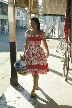 Vintage Street Style Pictures - Trend Inspiration Samoan Dress, Vintage Street Style, Island Outfit, Island Dress, Bright Dress