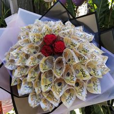 money bouquet Money Flower Bouquet, Bouquet Money, Pink Roses Bouquet, Luxurious Gifts, Roses Valentines Day, Three Roses, Album Cover Wallpaper Collage, Money Flowers